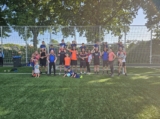 Laatste training S.K.N.W.K. JO8-1 (partijtje tegen de ouders) van maandag 2 juni 2025 (119/123)